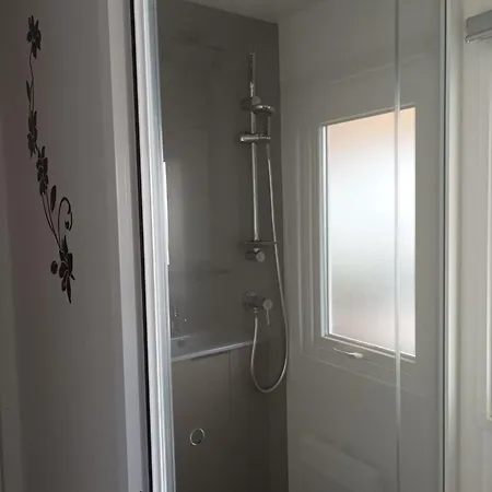 Mobil Moderne Neuf Et Ultra équipé De 6 à 8 Couchages