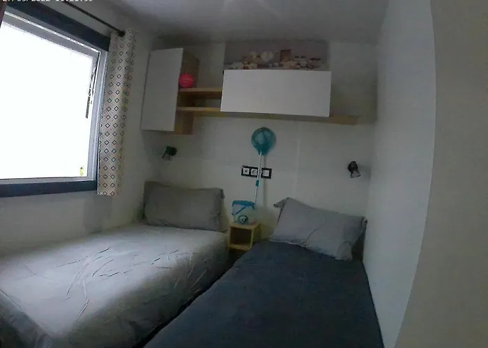 Mobil Moderne Neuf Et Ultra Equipe De 6 A 8 Couchages *