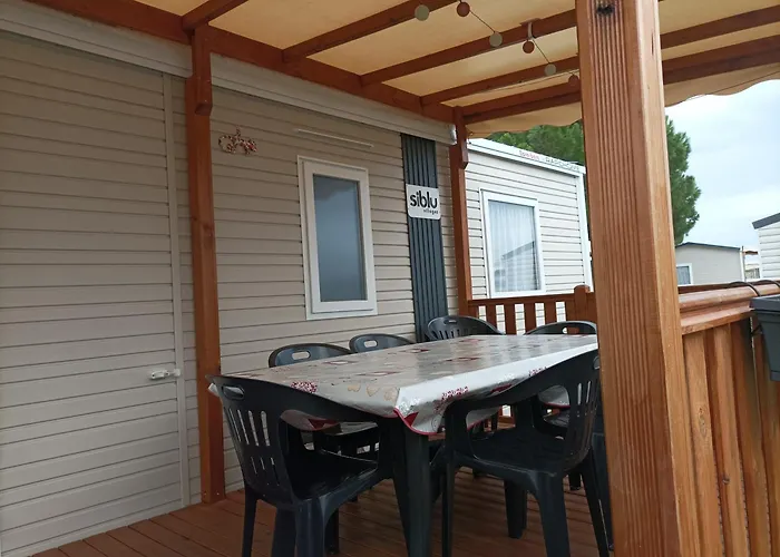 Mobil Moderne Neuf Et Ultra Equipe De 6 A 8 Couchages